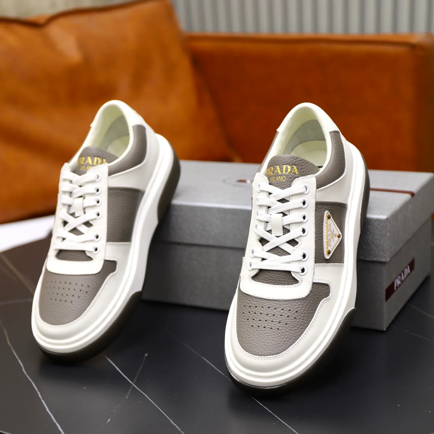Factory price: 720💰Top original order Brand: PRADA (Prada) Standard code: Men's size 38/44 (45 can be customized) Grade: Same as the official website Material: Original cowhide stitching imported cowhide lining Original combination two-color wear-resistant soft outsole Style category: Leisure and sports version Young fashion European and American trend British style Color: Actual picture color